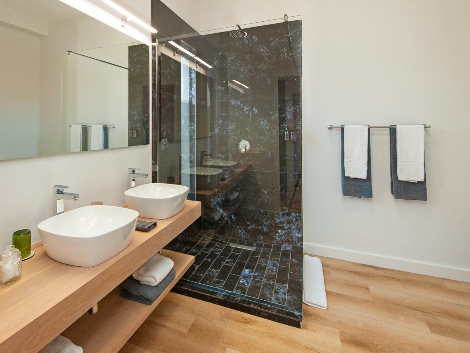 Glow Boutique Suites & Guesthouse Херманус Стая снимка